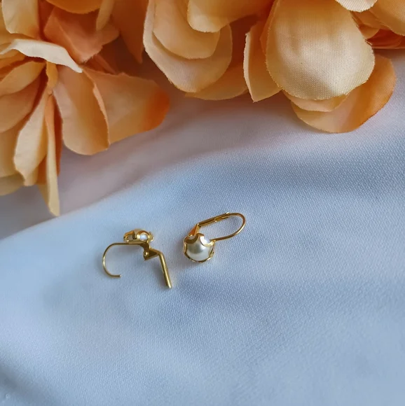 Elegant Gold and Pearl Stud Earrings - Picture 15 of 16